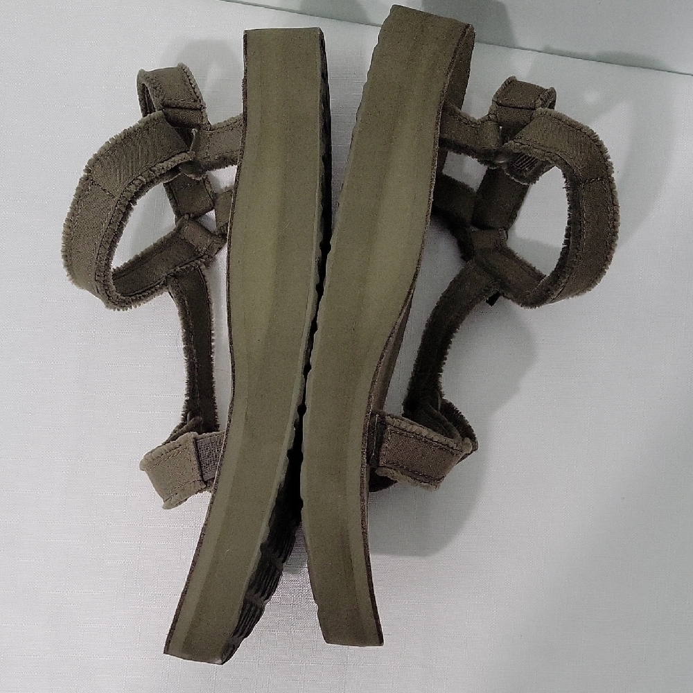 Teva Unisex Green Olive Color Sandals Size 11 - Picture 6 of 15